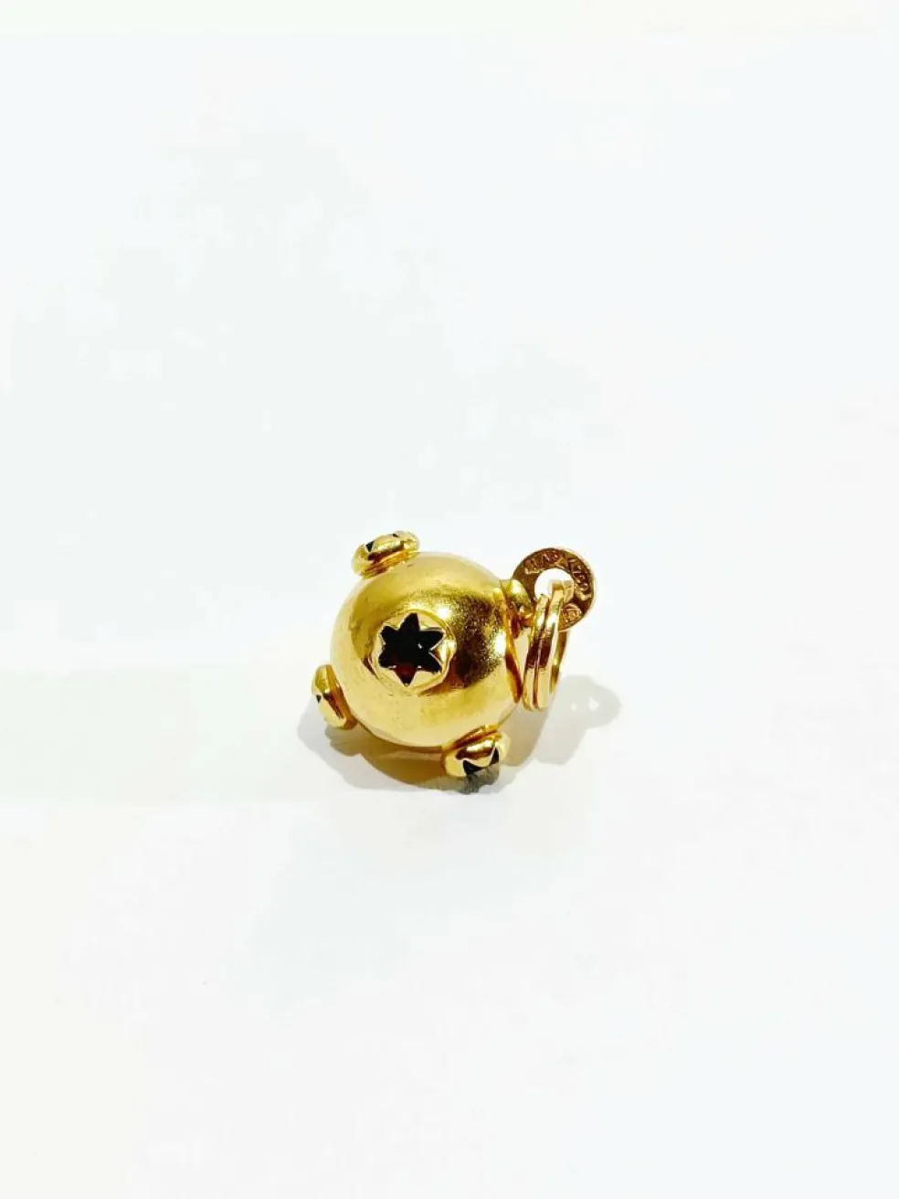 Pendentif en or forme boule avec rubis émeraude saphir