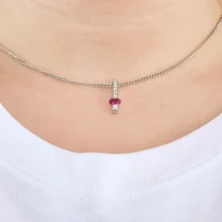 Pendentif en or gris diamants et saphir rose