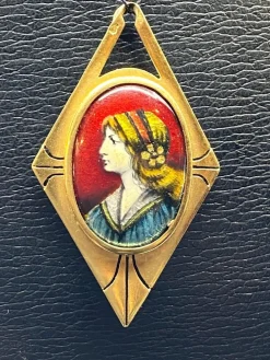 Pendentif en or jaune 18 carats, profil de femme en émail de limoges