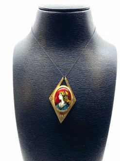 Pendentif en or jaune 18 carats, profil de femme en émail de limoges