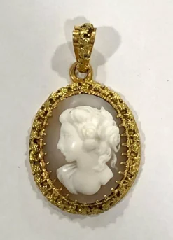 Pendentif en Or jaune & camée