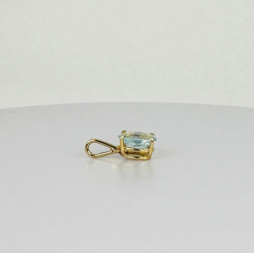 Pendentif en or jaune 18 carats avec aigue-marine ovale facettée