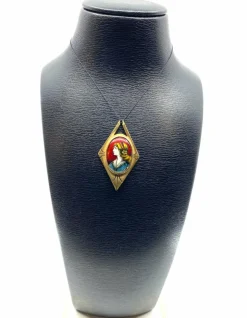 Pendentif en or jaune 18 carats, profil de femme en émail de limoges