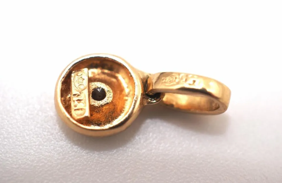 Pendentif en or jaune 750 et diamants