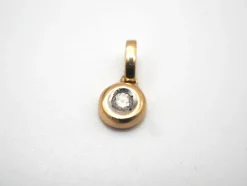 Pendentif en or jaune 750 et diamants