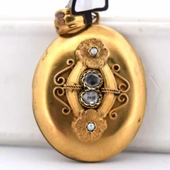 Pendentif en or jaune, diamants et perles