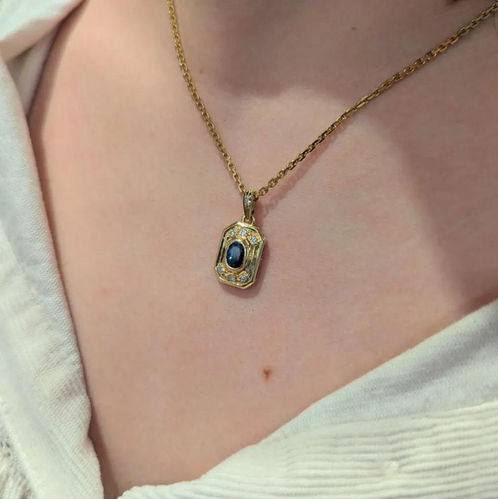 Pendentif en or jaune diamants et saphir