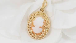 Pendentif en or jaune et camée