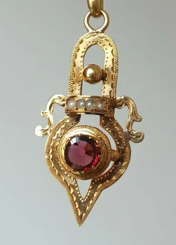 Pendentif en or jaune et grenat, époque Napoléon III