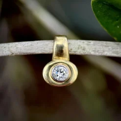 Pendentif en or jaune et diamant de 1 carat des années 1980