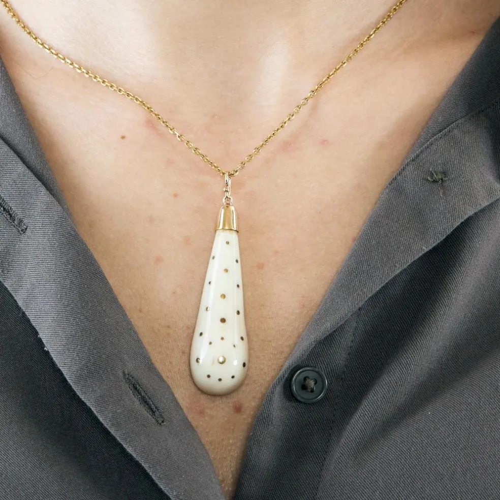Pendentif en or jaune et os