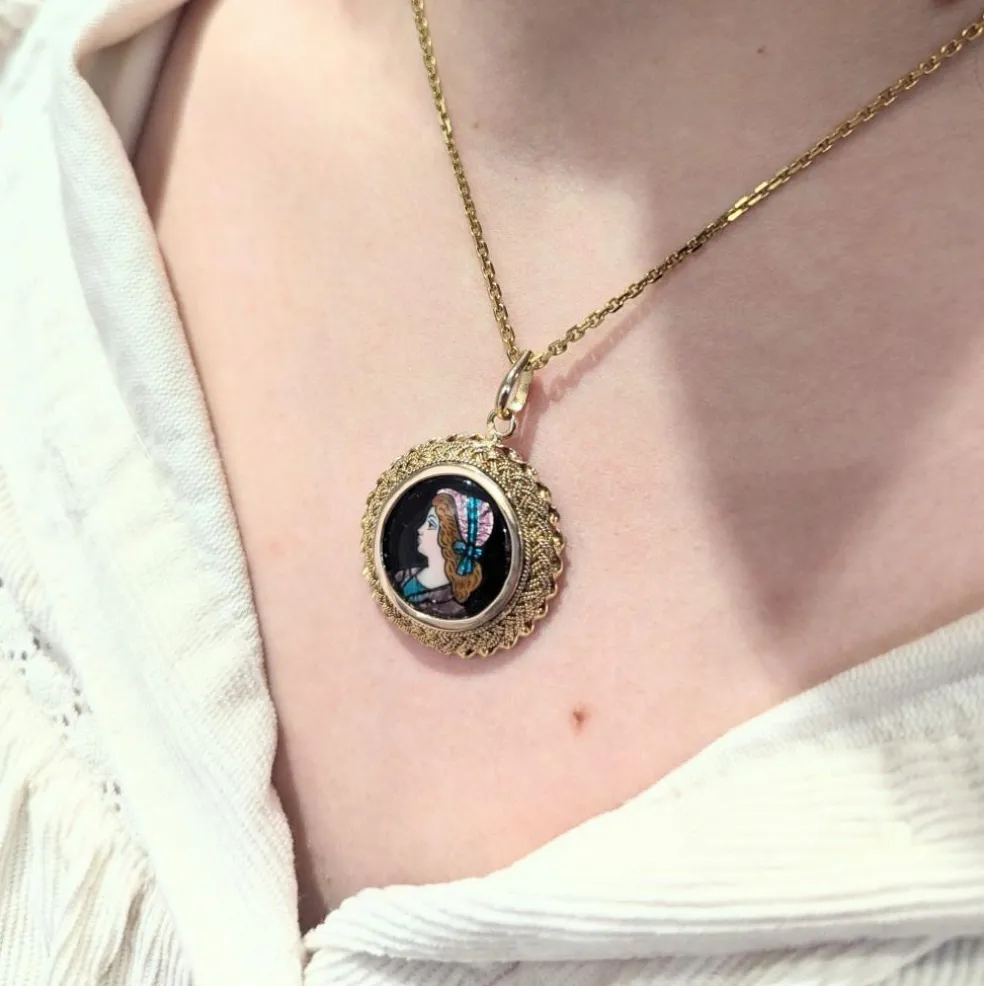 Pendentif en or jaune et émail