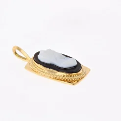 Pendentif en or jaune et camée sur onyx