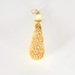 Pendentif en or jaune et os