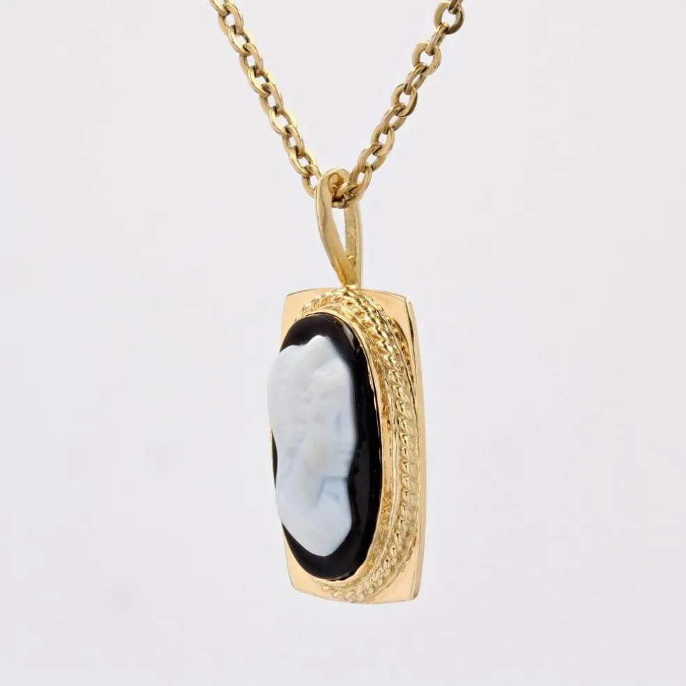 Pendentif en or jaune et camée sur onyx