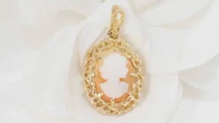 Pendentif en or jaune et camée