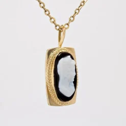 Pendentif en or jaune et camée sur onyx