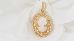 Pendentif en or jaune et camée