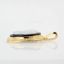 Pendentif en or jaune et camée sur onyx
