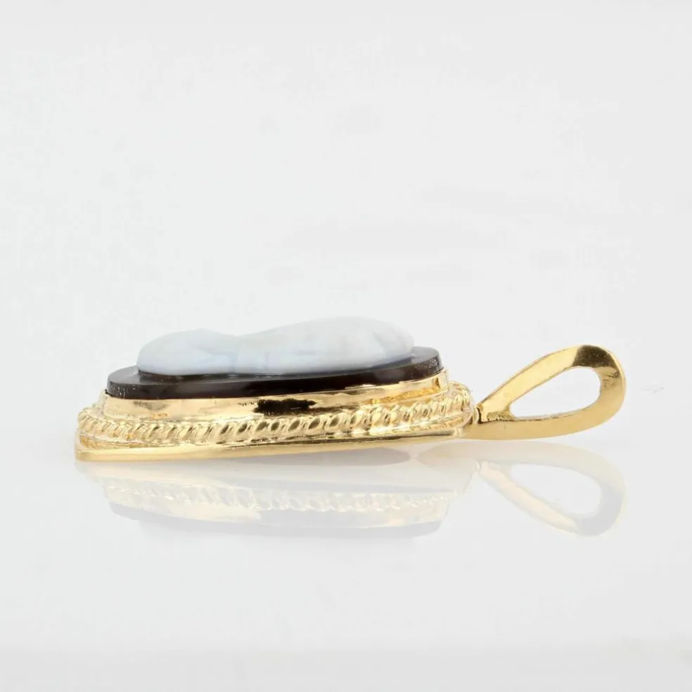 Pendentif en or jaune et camée sur onyx