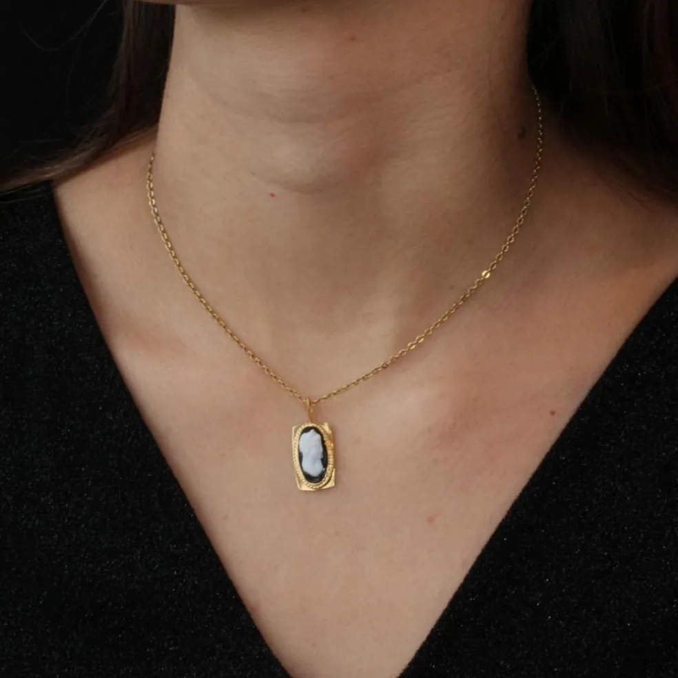 Pendentif en or jaune et camée sur onyx