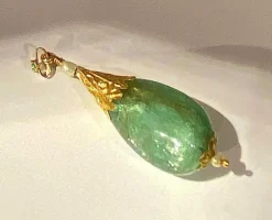 Pendentif en or jaune orné d’une importante émeraude et de perles
