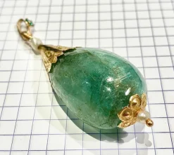 Pendentif en or jaune orné d’une importante émeraude et de perles