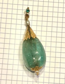 Pendentif en or jaune orné d’une importante émeraude et de perles