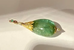 Pendentif en or jaune orné d’une importante émeraude et de perles