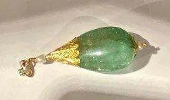 Pendentif en or jaune orné d’une importante émeraude et de perles