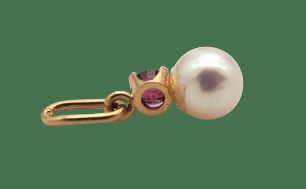 Pendentif en or jaune, perle et rubis