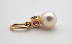 Pendentif en or jaune, perle et rubis