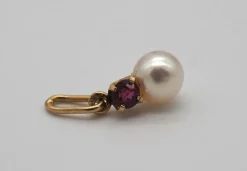 Pendentif en or jaune, perle et rubis