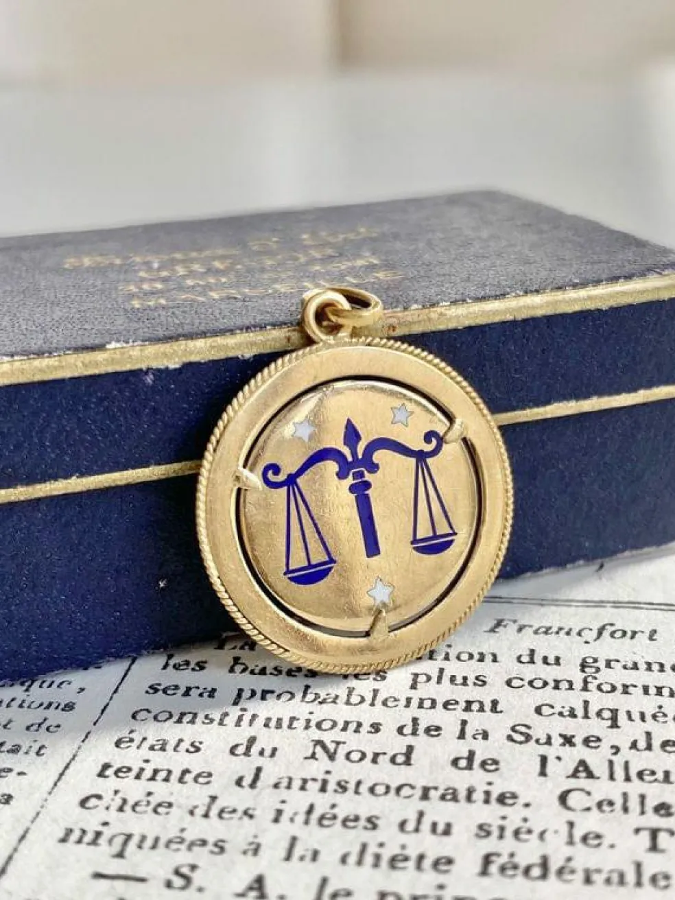 Pendentif en or jaune signe du Zodiac de la balance