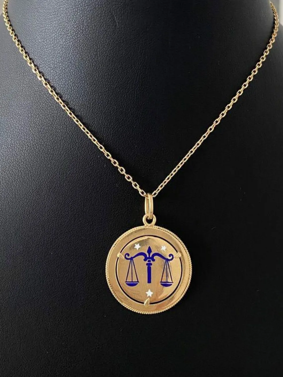 Pendentif en or jaune signe du Zodiac de la balance