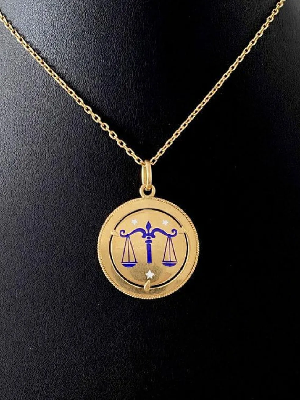 Pendentif en or jaune signe du Zodiac de la balance