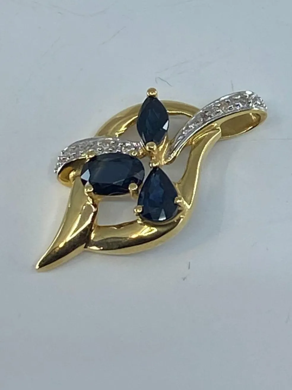 Pendentif en or, saphirs, diamants