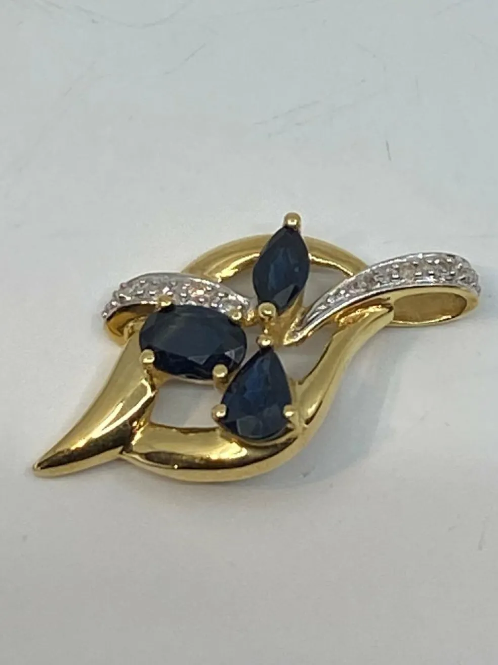 Pendentif en or, saphirs, diamants
