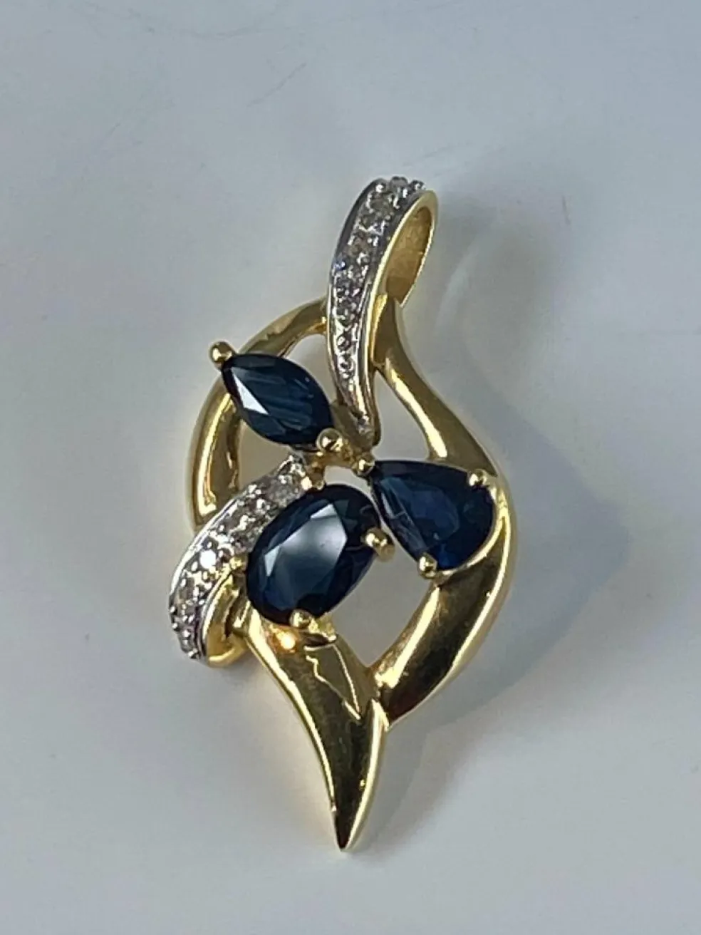 Pendentif en or, saphirs, diamants