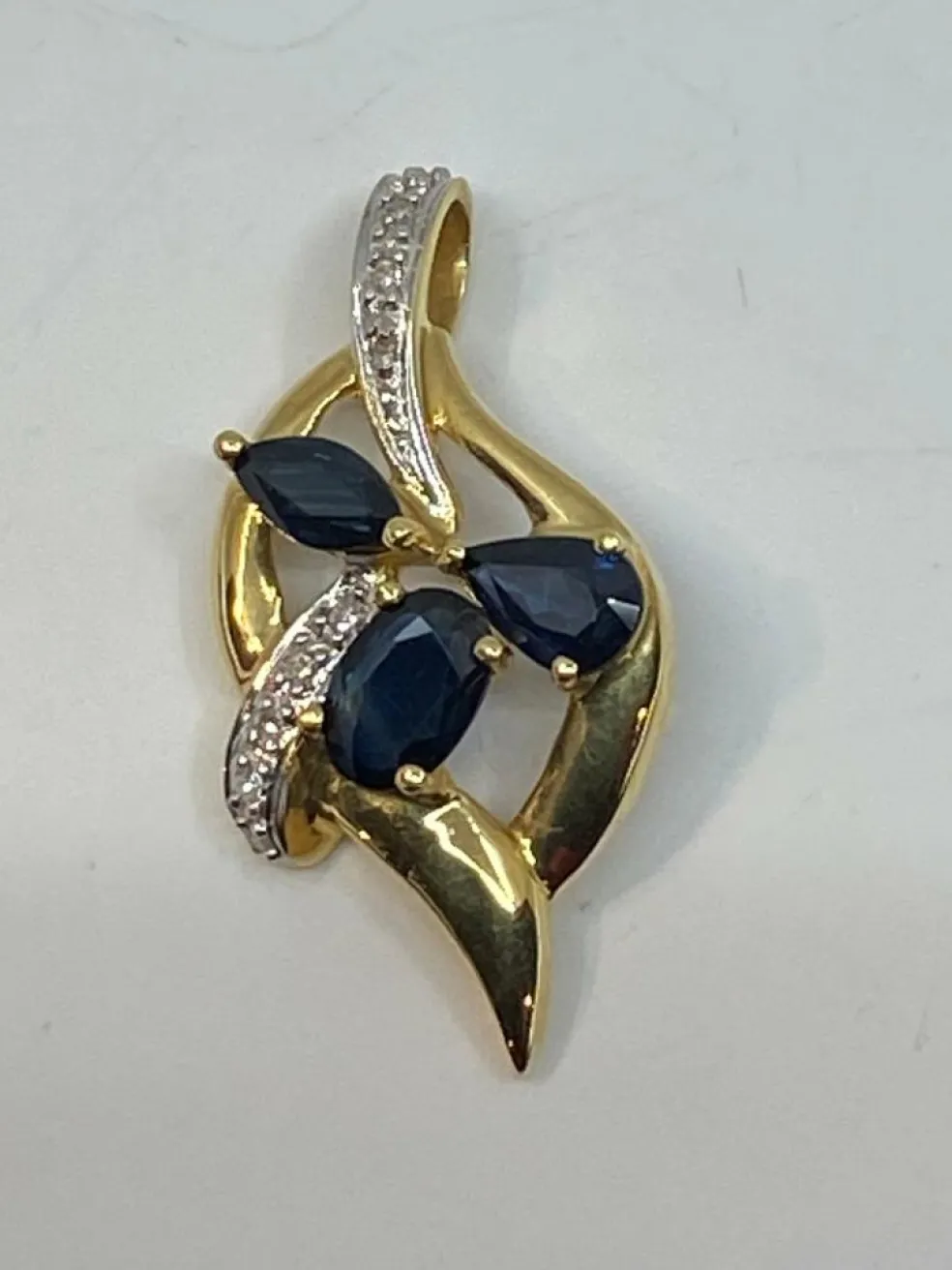 Pendentif en or, saphirs, diamants