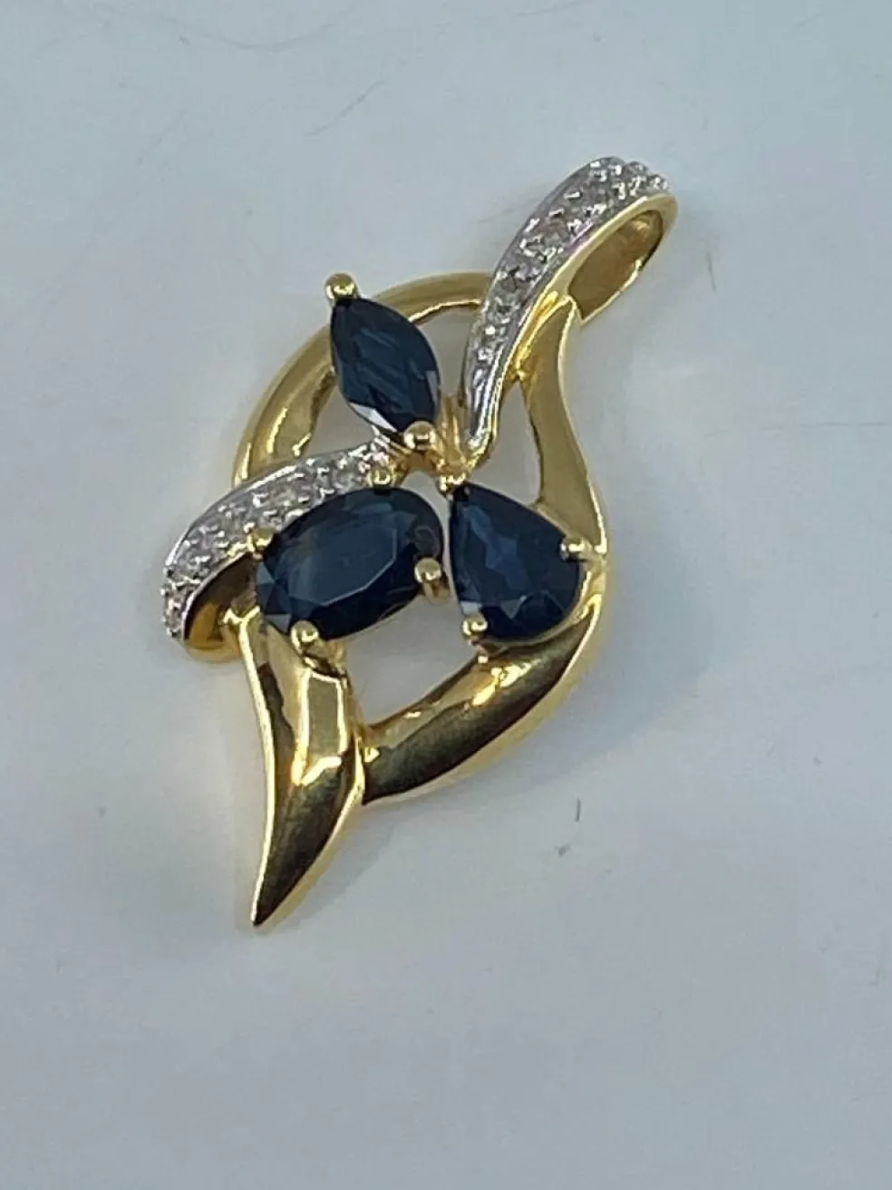 Pendentif en or, saphirs, diamants