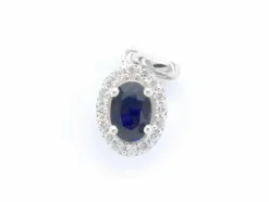 Pendentif entourage en or blanc avec diamants et saphir