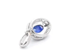 Pendentif entourage en or blanc avec diamants et saphir