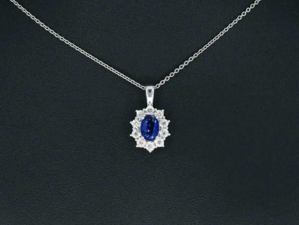 Pendentif entourage en or blanc avec diamants et saphir