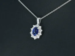 Pendentif entourage en or blanc avec diamants et saphir