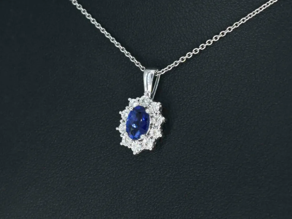 Pendentif entourage en or blanc avec diamants et saphir