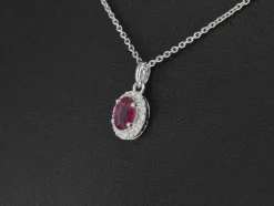 Pendentif entourage en or blanc avec diamants et rubis