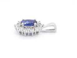Pendentif entourage en or blanc avec diamants et saphir