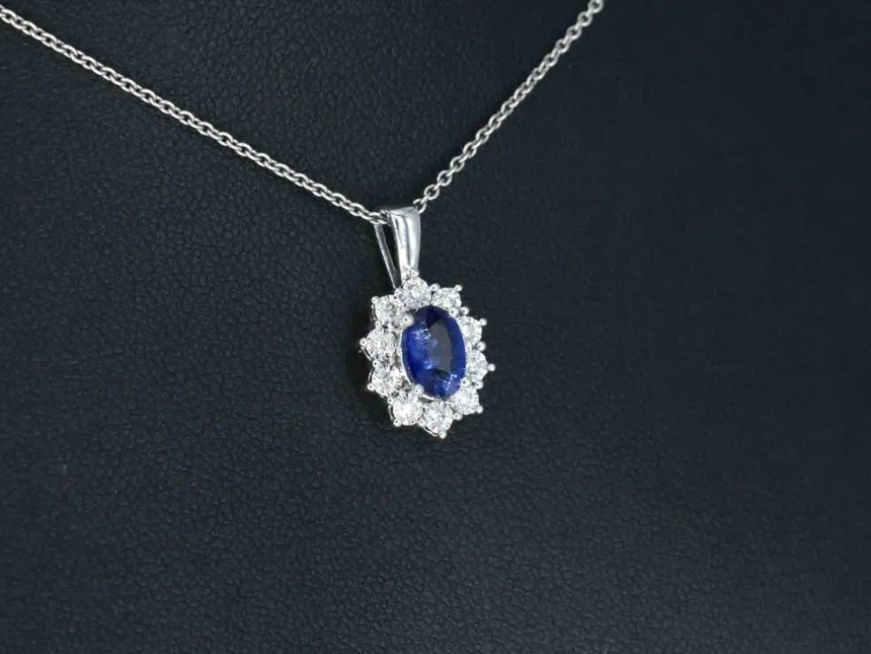 Pendentif entourage en or blanc avec diamants et saphir