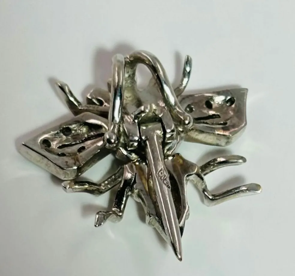 Pendentif et broche design Fly avec diamants